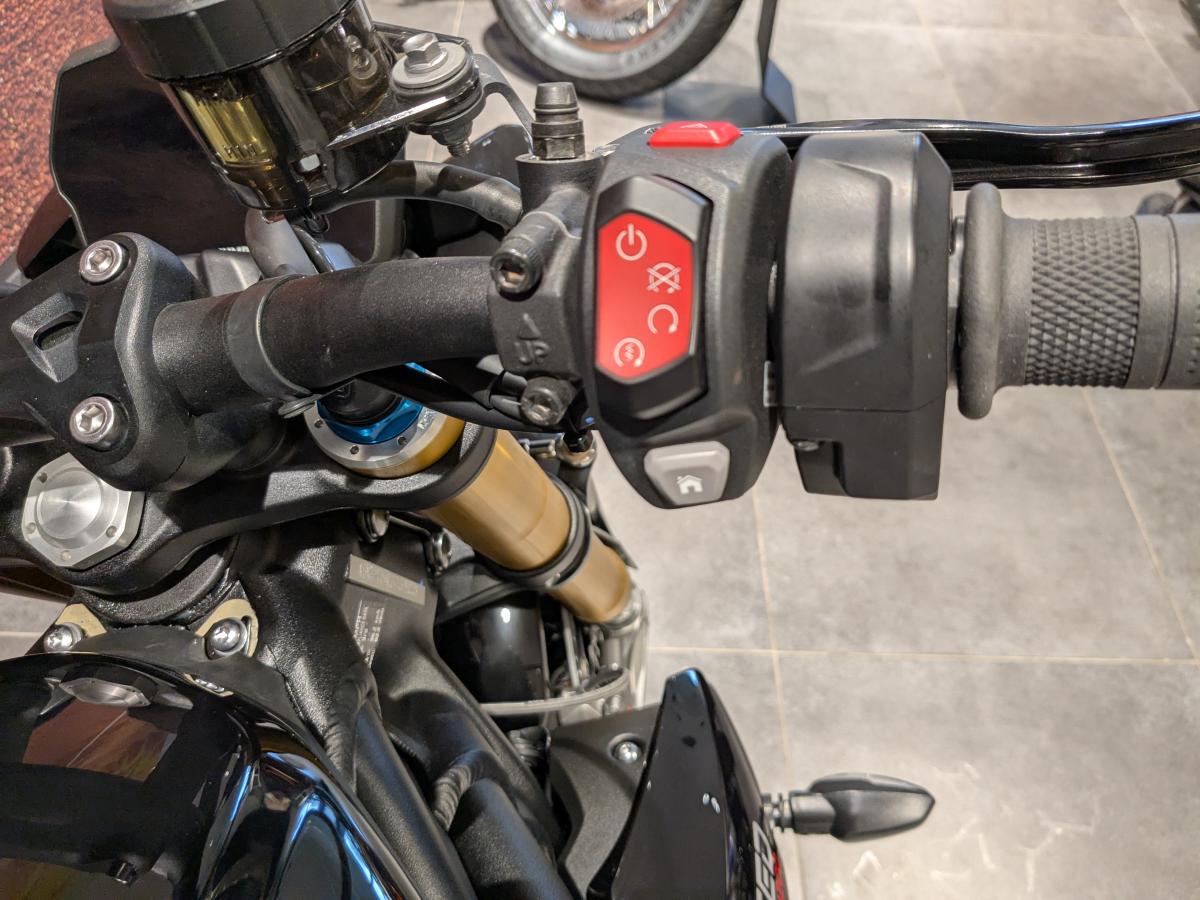 2136
