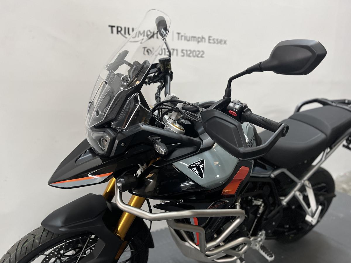 8632