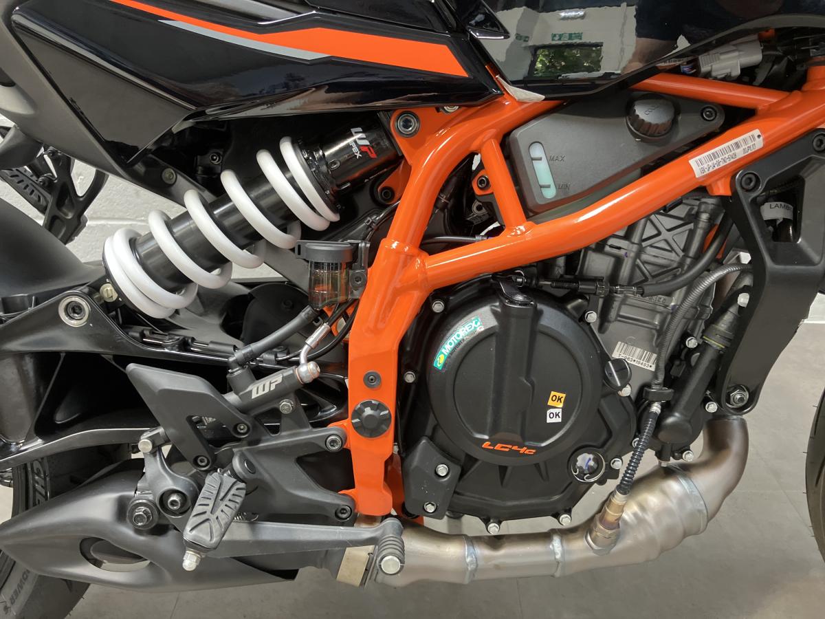 10465