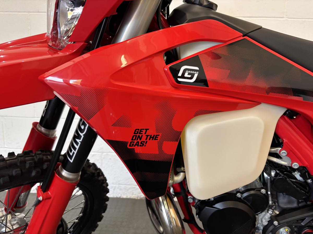 10886