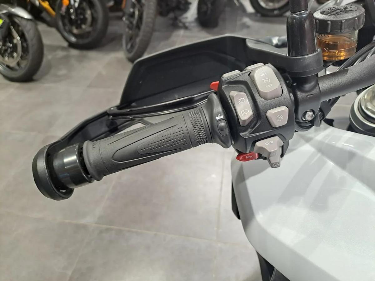 UE2100