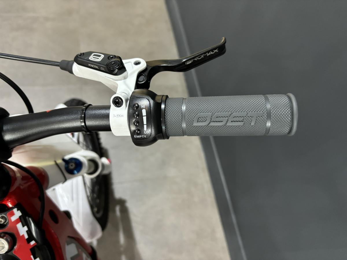 833
