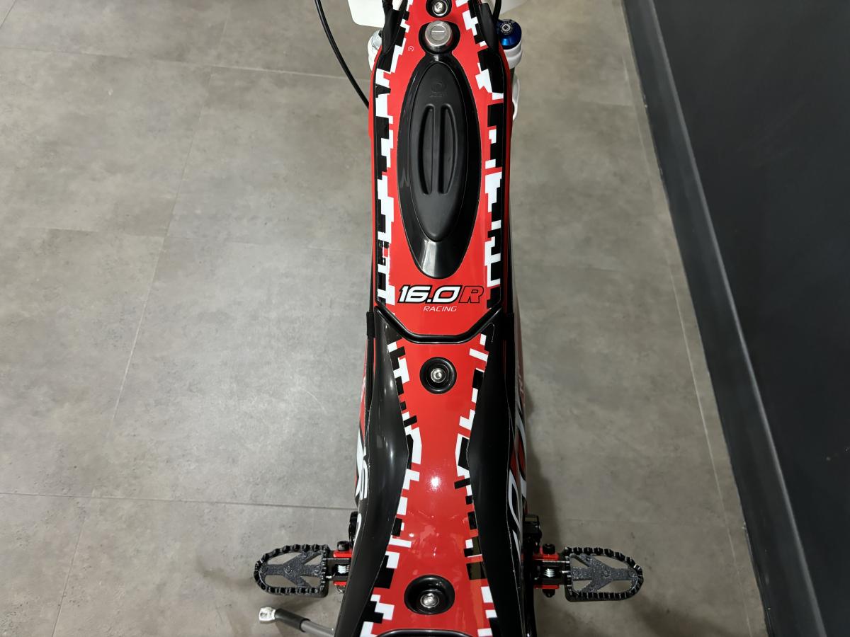 833