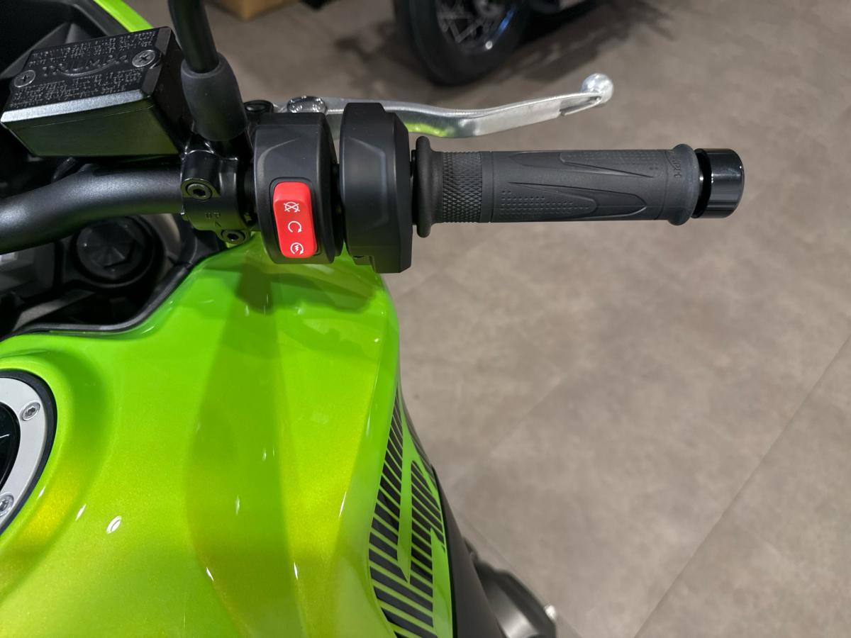 925