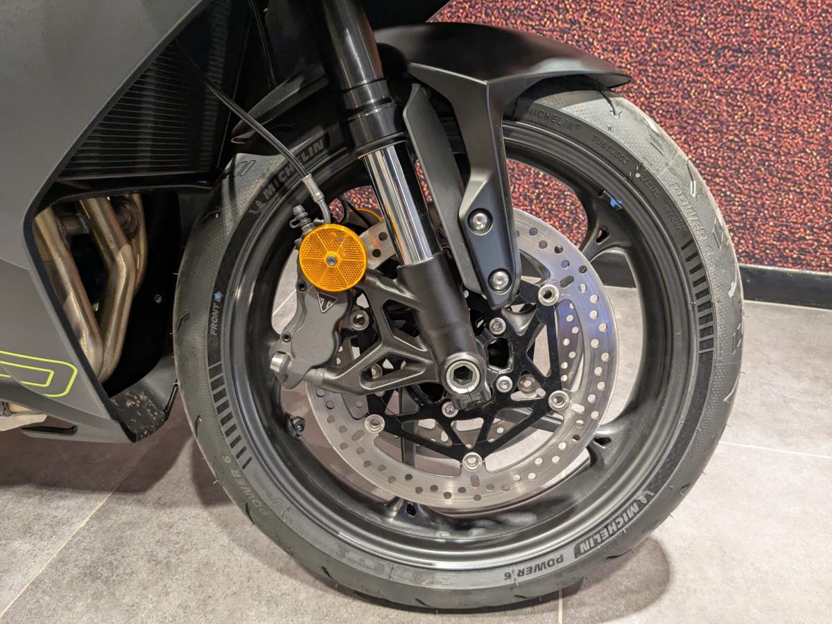953