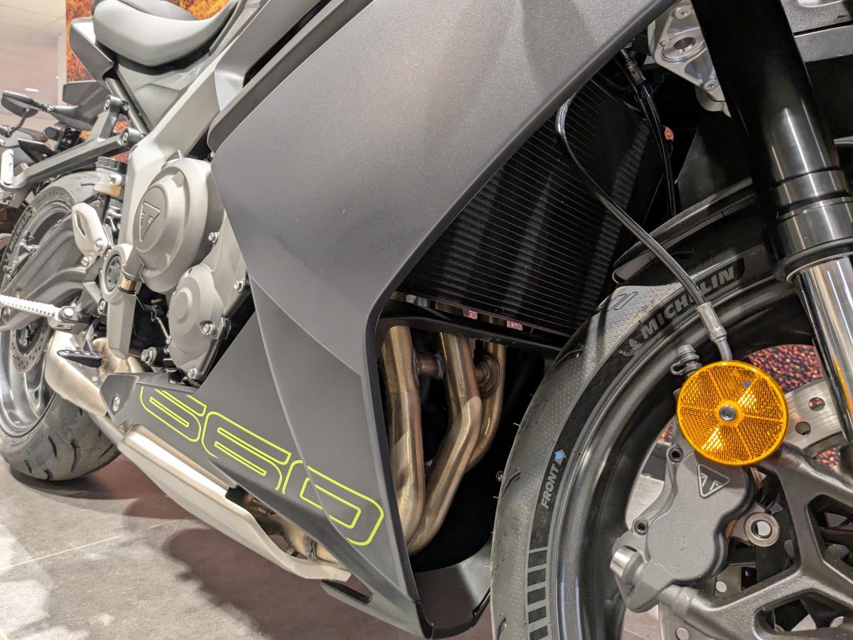 953