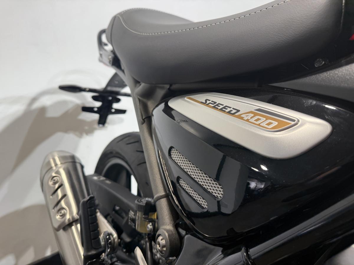 8989