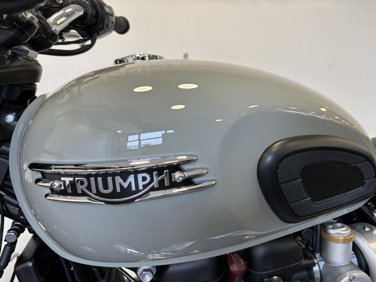 10689