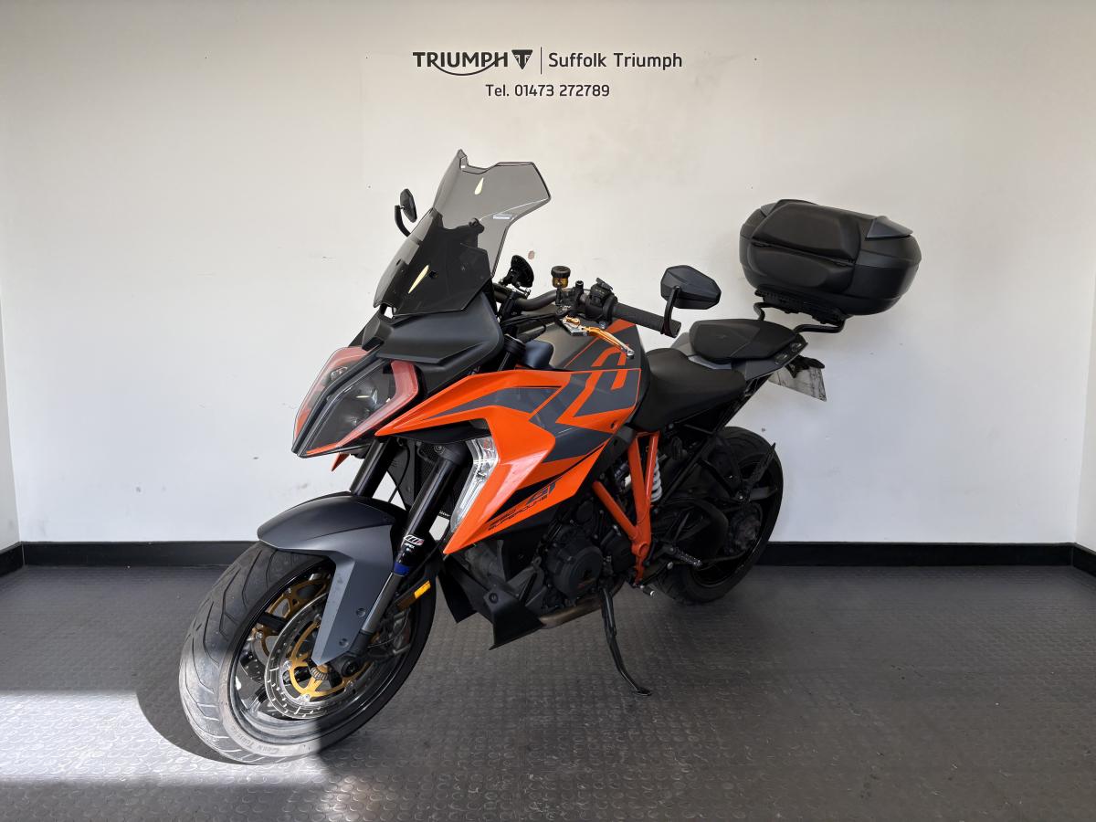 11121